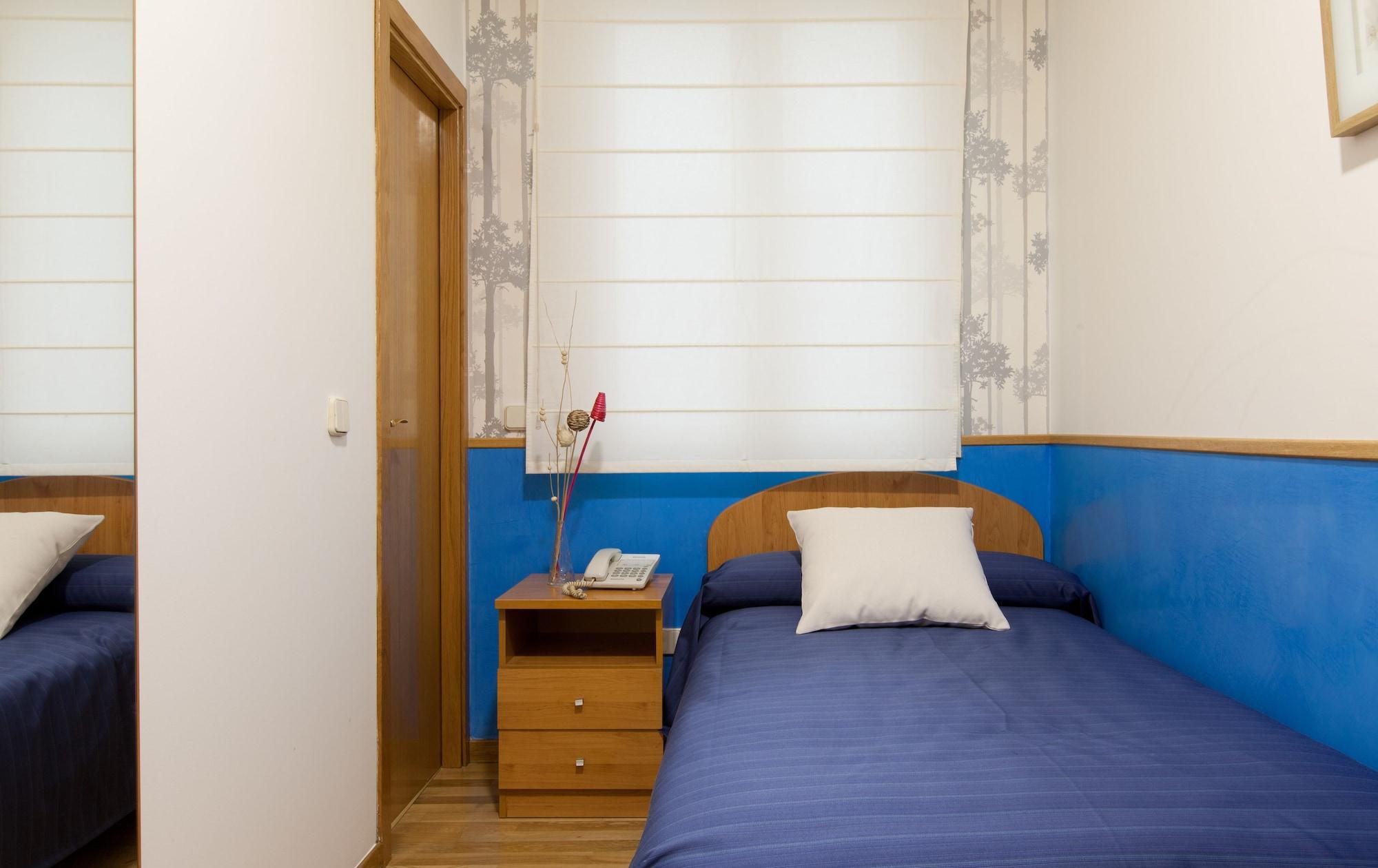 Hostal Montaloya Madrid Exterior foto