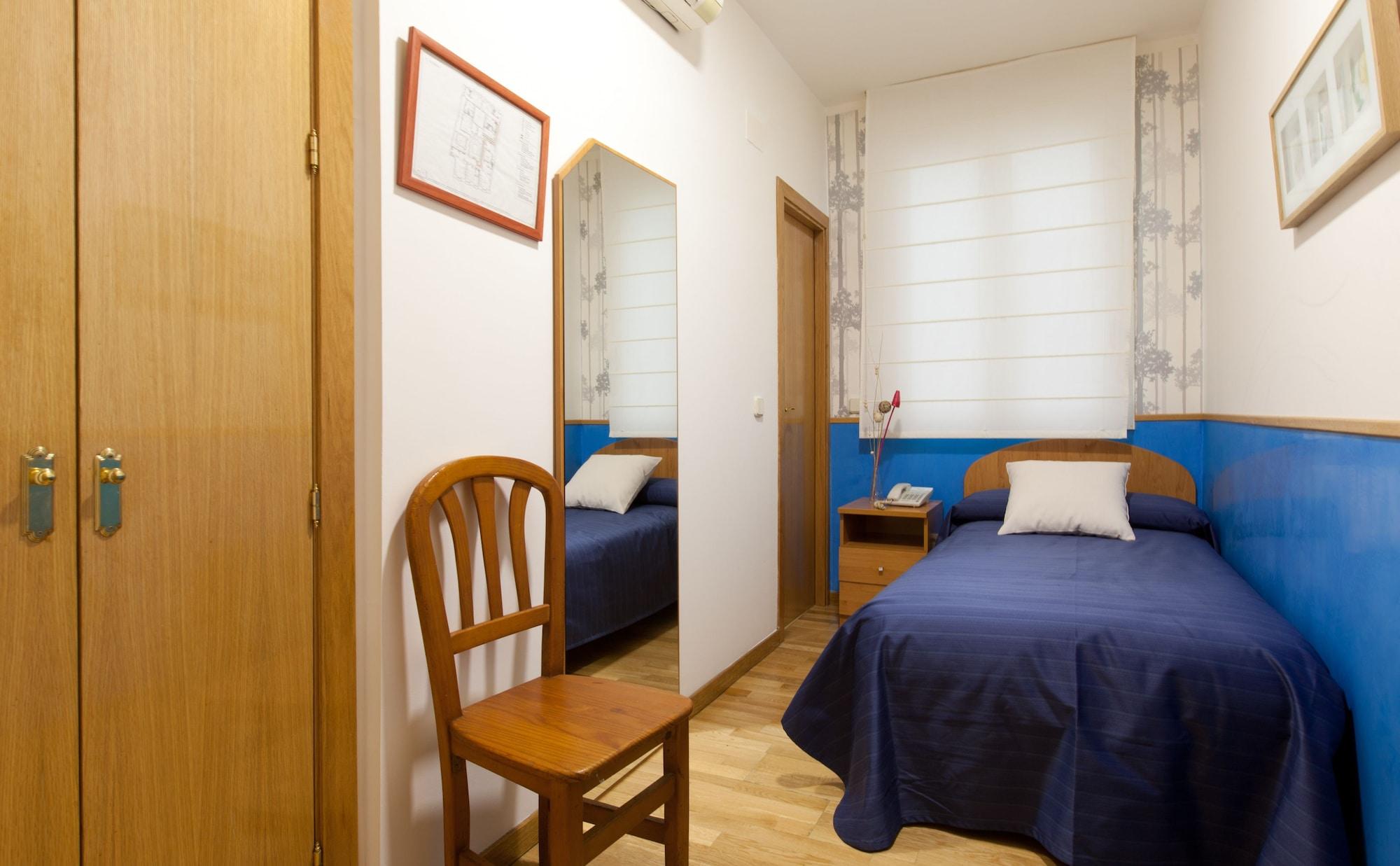 Hostal Montaloya Madrid Exterior foto
