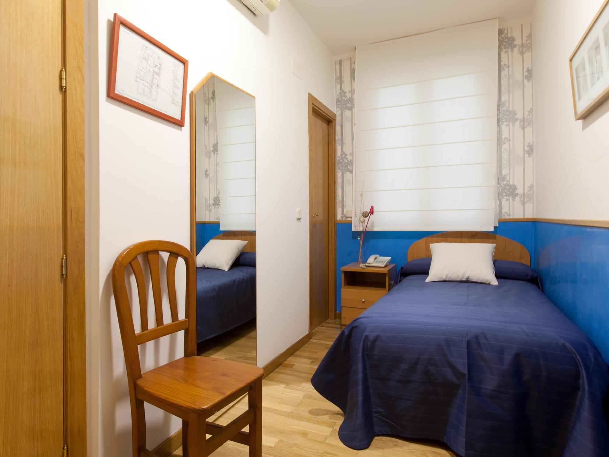 Hostal Montaloya Madrid Exterior foto
