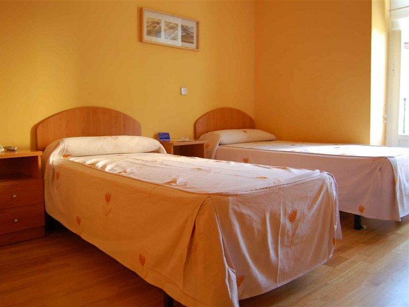 Hostal Montaloya Madrid Exterior foto