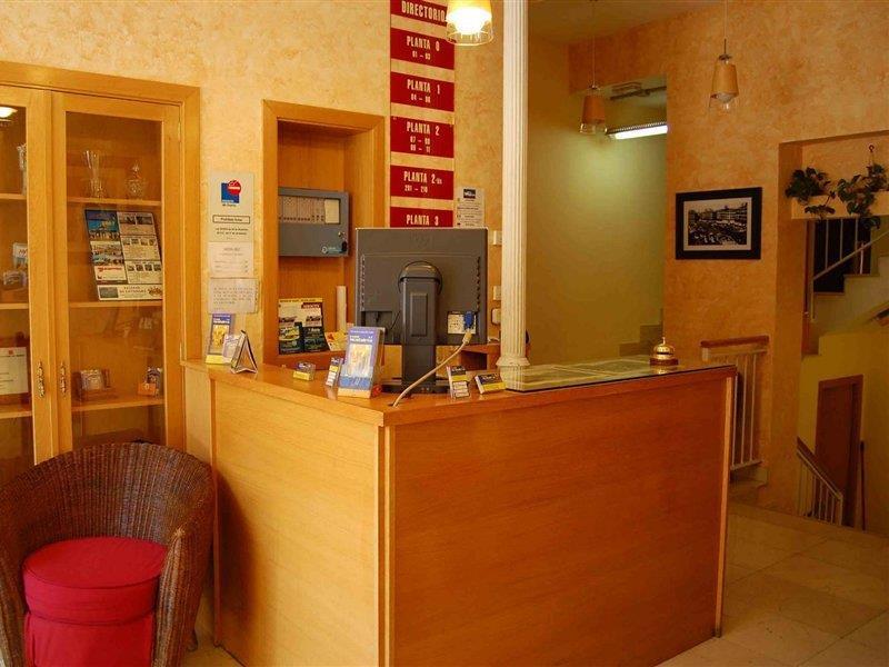 Hostal Montaloya Madrid Exterior foto