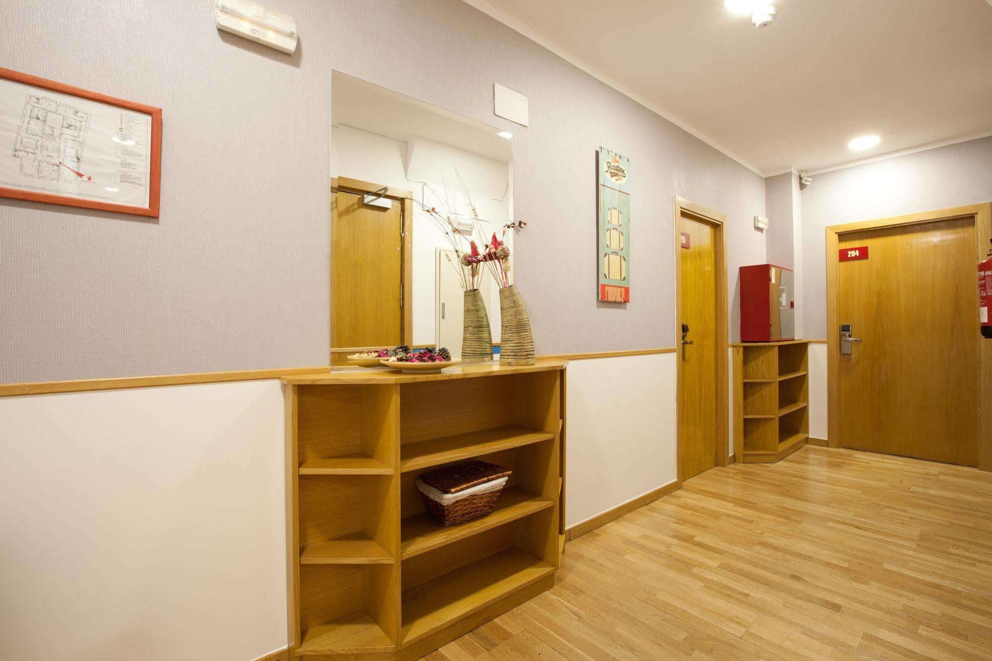 Hostal Montaloya Madrid Exterior foto
