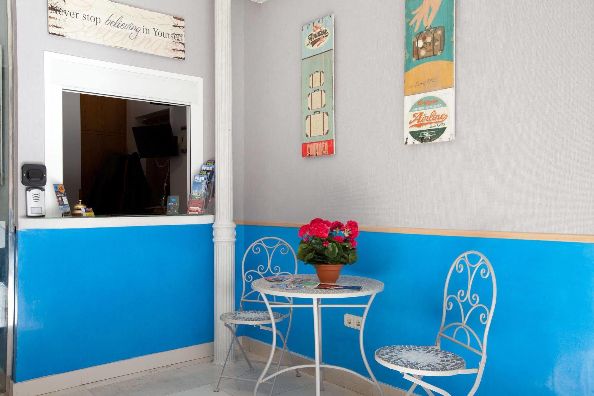 Hostal Montaloya Madrid Exterior foto