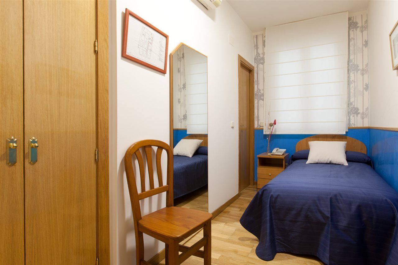 Hostal Montaloya Madrid Exterior foto